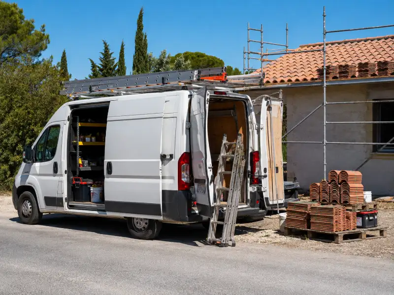 Véhicule d'intervention de Couvreur HJB équipé sur un chantier de couverture à Alès